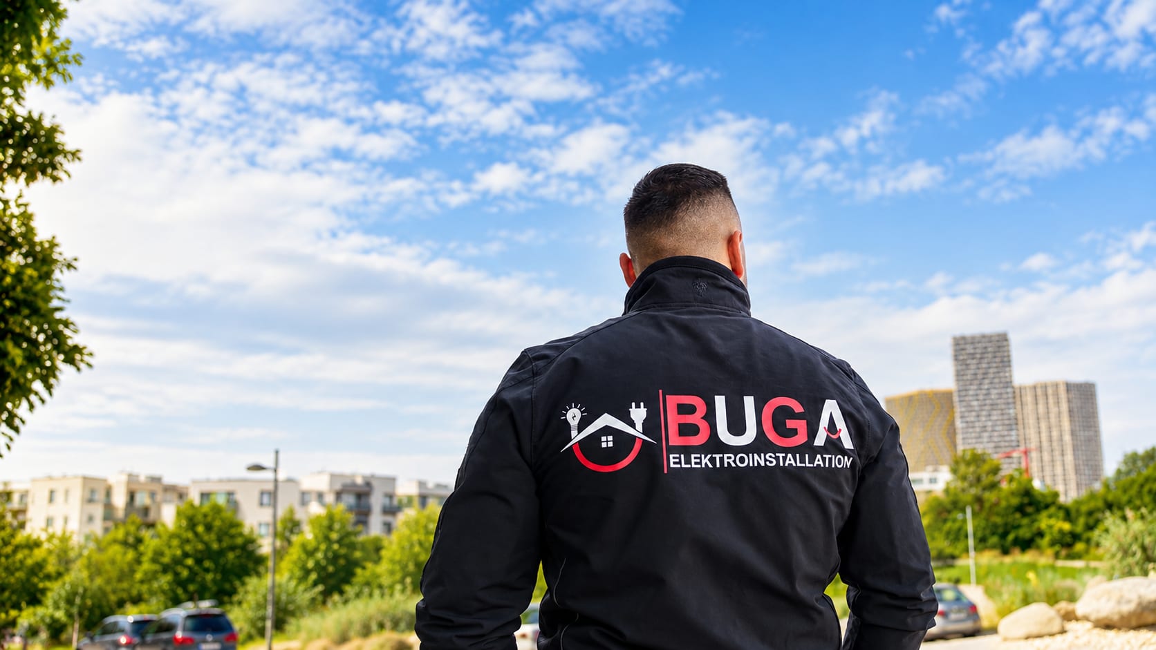 Cagdas Buga von Elektro Buga vor dem Firmentransporter in Wien